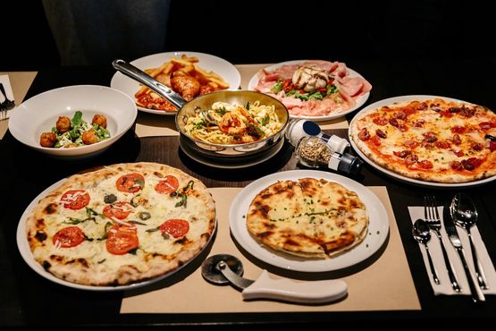 mesa con varias pizzas